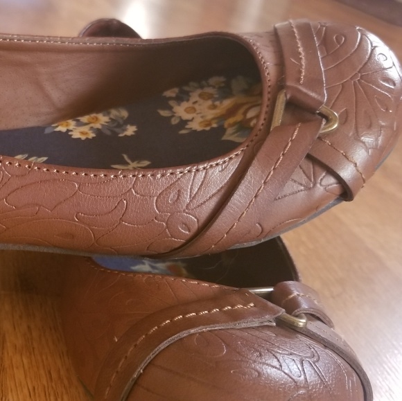 Cute brown flats size 8 - Picture 3 of 4